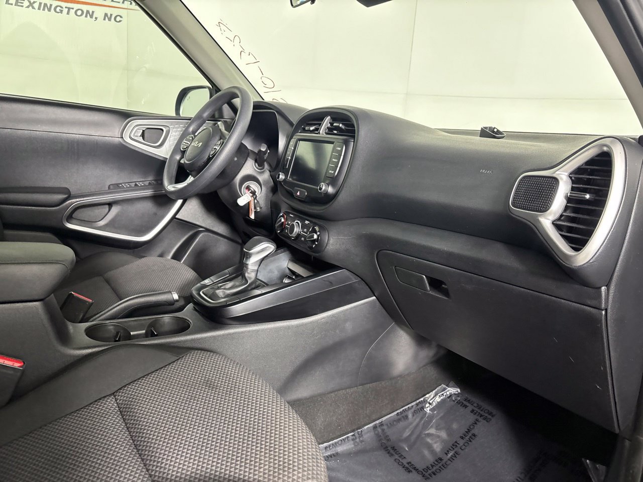 Used 2025 Kia Soul LX w/ LX Technology Package FWD image 31