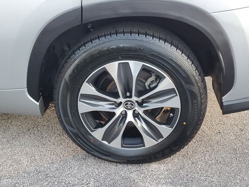 Used 2023 Toyota Highlander XLE image 7