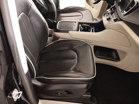 Used 2024 Chrysler Pacifica Limited w/ Uconnect Theater Family Group AWD/4WD image 15