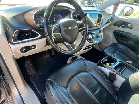 Used 2018 Chrysler Pacifica Touring-L w/ Premium Audio Group image 24