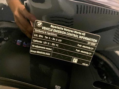 New 2025 BMW i7 xDrive60 image 17