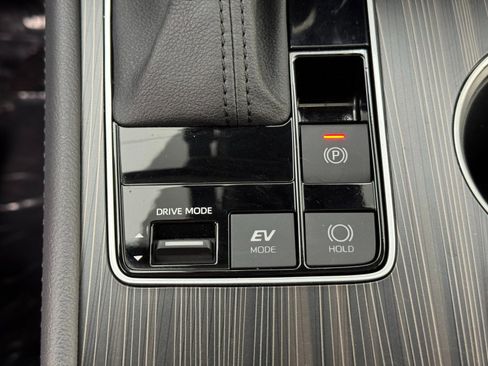 Used 2024 Toyota Sienna Limited image 34