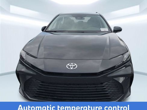 Used 2025 Toyota Camry SE FWD image 11
