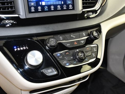 Used 2019 Chrysler Pacifica Touring-L FWD image 19