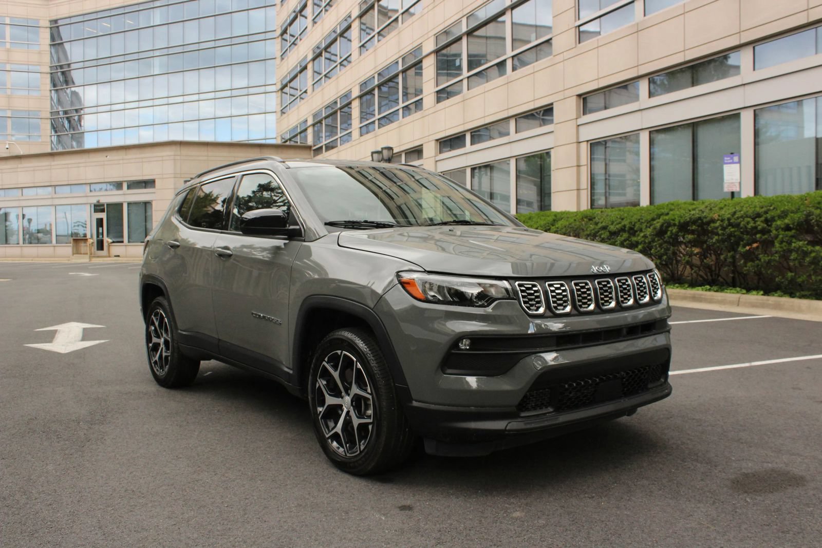 Used 2024 Jeep Compass Latitude AWD/4WD image 1