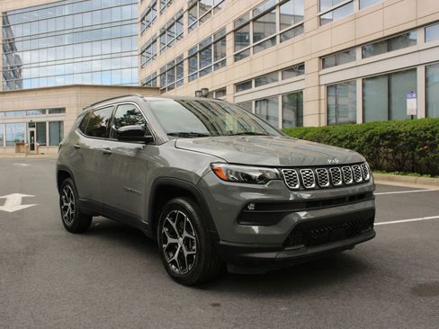 Used 2024 Jeep Compass Latitude AWD/4WD image 1