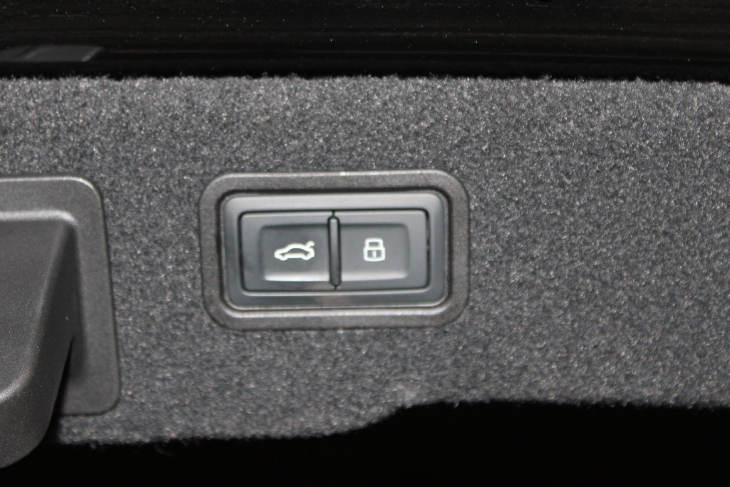 Used 2023 Audi S8 AWD/4WD image 30