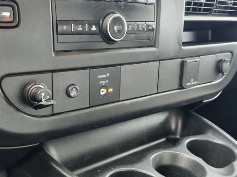 Used 2017 Chevrolet Express 3500 RWD image 16