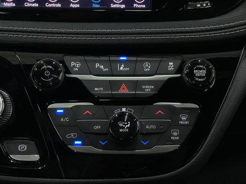 Used 2020 Chrysler Pacifica Limited w/ Advanced Safetytec Group FWD image 26