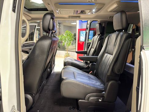 Used 2016 Chrysler Town & Country Touring-L image 19