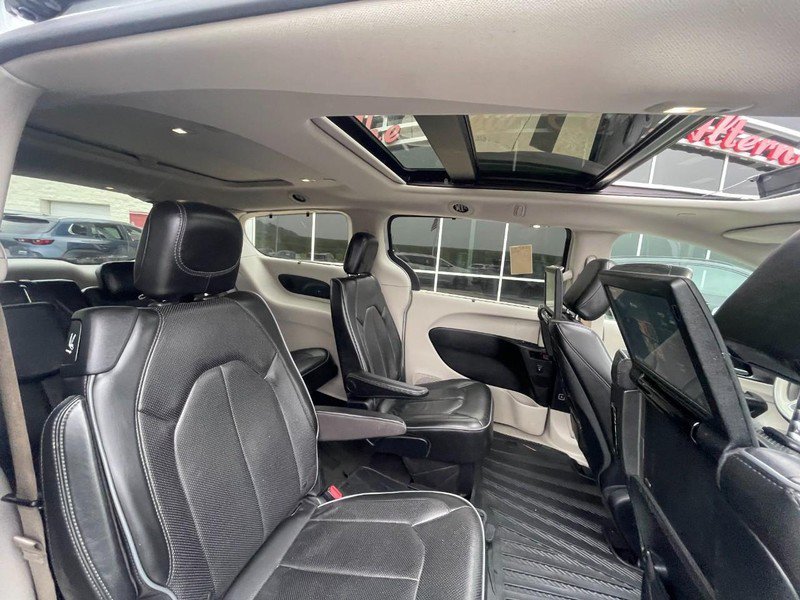 Used 2017 Chrysler Pacifica Limited FWD image 6