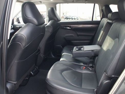 Used 2020 Toyota Highlander Limited image 16