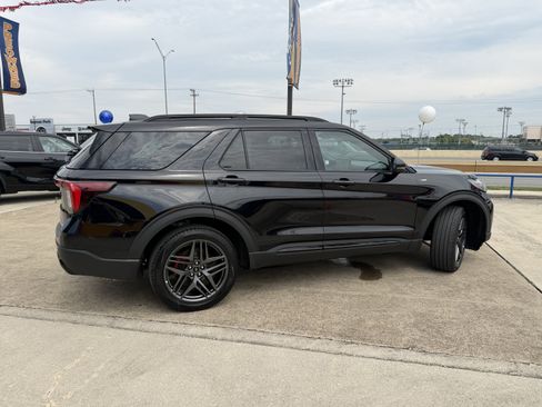 Used 2025 Ford Explorer ST-Line w/ ST-Line Street Pack AWD/4WD image 4