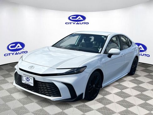 Used 2025 Toyota Camry SE image 9