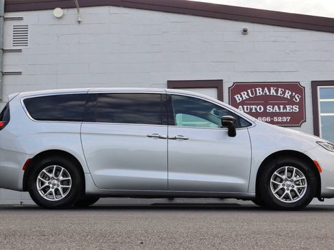 Used 2024 Chrysler Pacifica Touring-L FWD image 8