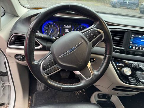 Used 2019 Chrysler Pacifica Touring-L image 14