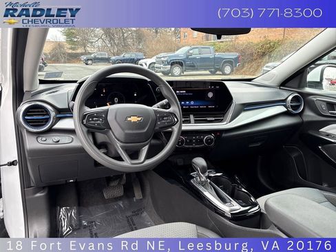 Certified 2025 Chevrolet Trax LT FWD image 14