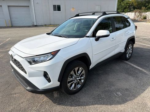 Used 2020 Toyota RAV4 XLE Premium FWD image 7