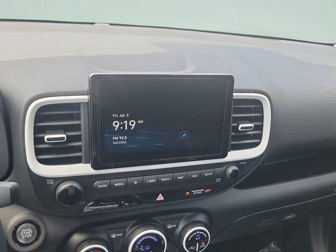 Certified 2025 Hyundai Venue Limited FWD image 17