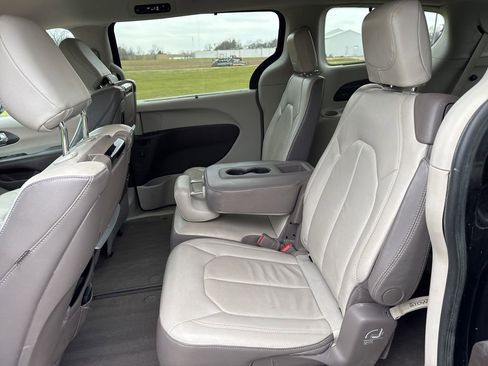 Used 2017 Chrysler Pacifica Touring-L Plus w/ Tire & Wheel Group image 15