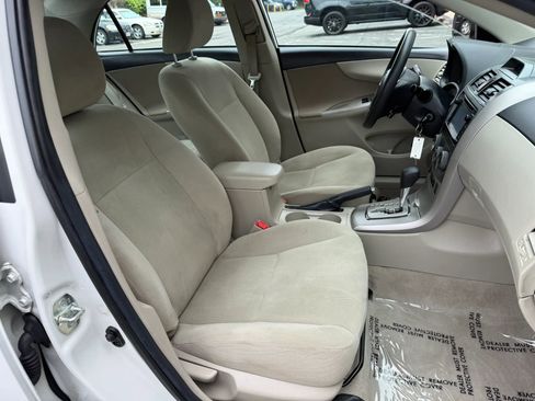 Used 2013 Toyota Corolla LE FWD image 18