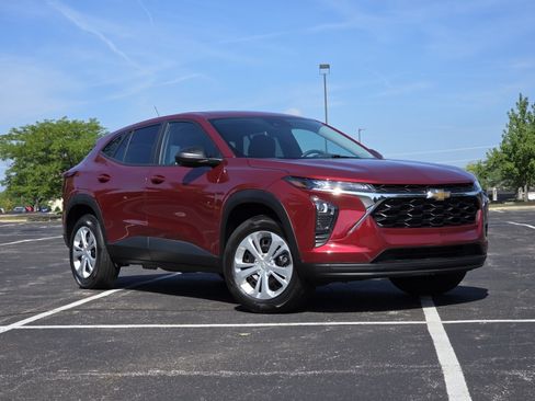 Used 2024 Chevrolet Trax LS FWD image 2