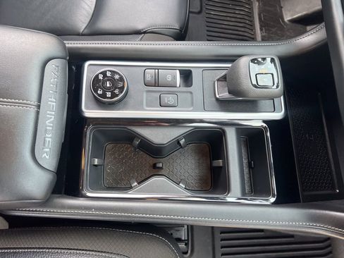 Used 2024 Nissan Pathfinder SL image 23