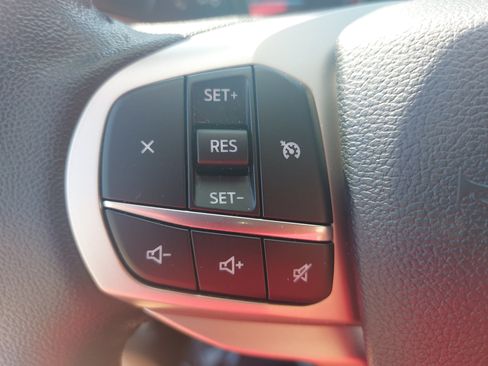Used 2022 Ford Explorer XLT w/ Equipment Group 202A AWD/4WD image 18