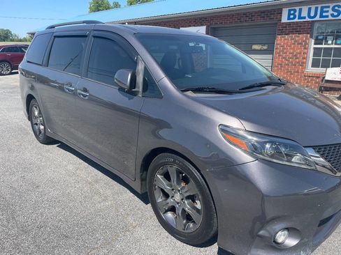 Used 2016 Toyota Sienna SE Premium image 2