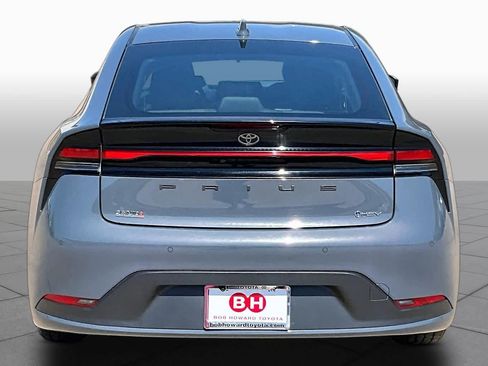 Used 2025 Toyota Prius LE FWD image 5