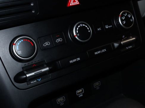 Used 2024 Kia Carnival LX FWD image 30