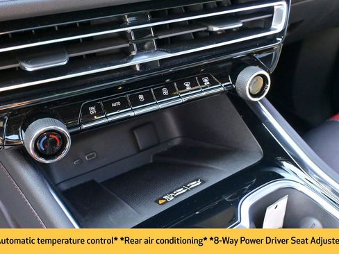 Used 2025 Chevrolet Traverse RS image 9