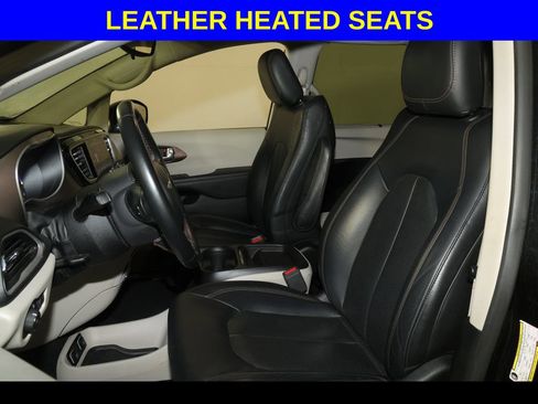 Used 2018 Chrysler Pacifica Touring-L w/ Premium Audio Group FWD image 3