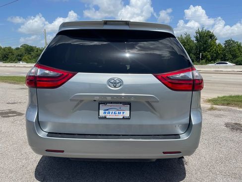 Used 2020 Toyota Sienna LE image 3
