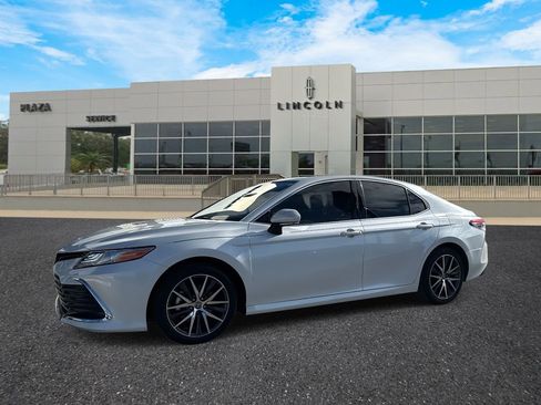 Used 2022 Toyota Camry XLE image 7
