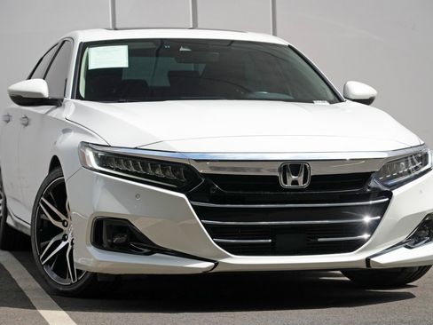 Used 2022 Honda Accord Touring image 2