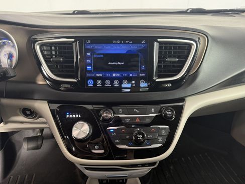 Used 2017 Chrysler Pacifica Touring-L FWD image 20