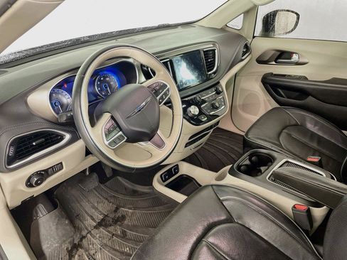 Used 2017 Chrysler Pacifica Limited w/ UConnect Theater Package FWD image 24