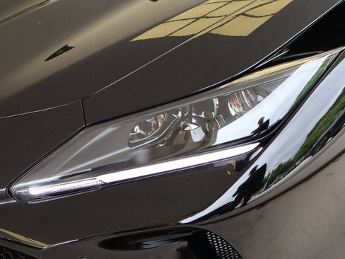 Used 2023 Ferrari F8 Tributo RWD image 9