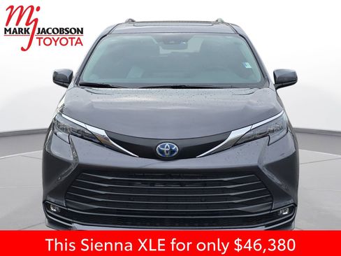 Used 2025 Toyota Sienna XLE image 3