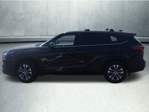 Used 2023 Toyota Highlander XLE AWD/4WD image 16