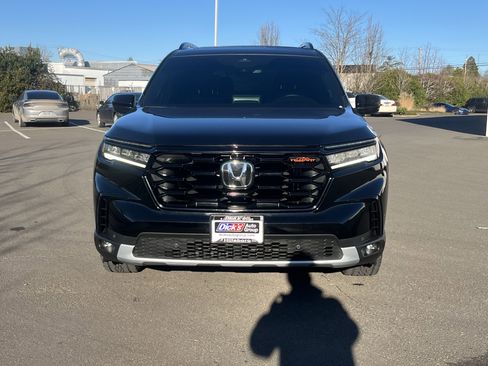 Used 2025 Honda Pilot TrailSport image 8