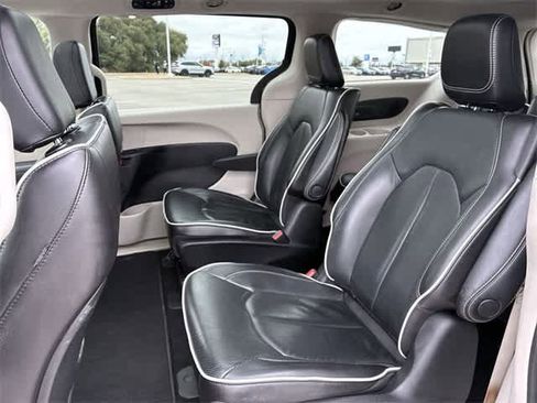 Used 2023 Chrysler Pacifica Limited image 21