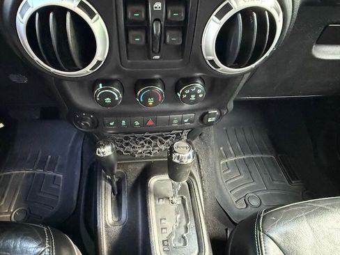 Used 2014 Jeep Wrangler Unlimited Sahara image 27