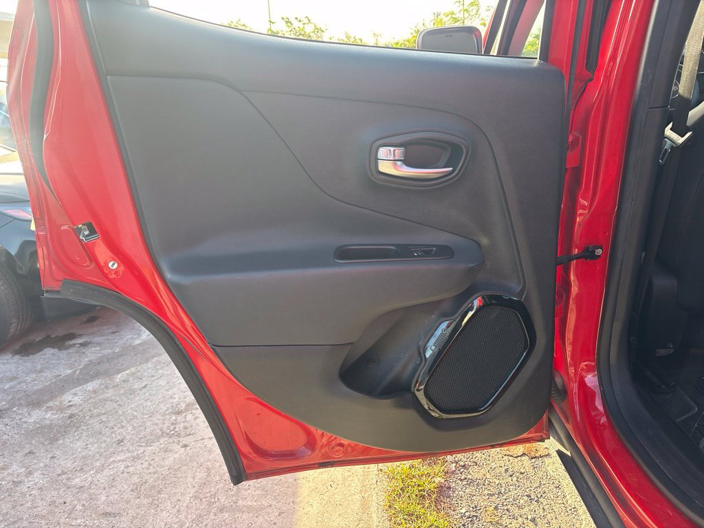 Used 2018 Jeep Renegade Altitude w/ UConnect 8.4 Nav Group AWD/4WD image 13