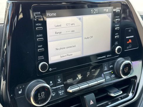 Used 2022 Toyota Highlander XLE FWD image 24