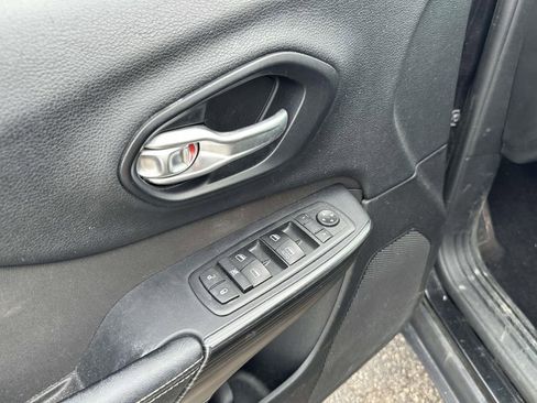 Used 2016 Jeep Cherokee Latitude FWD image 17