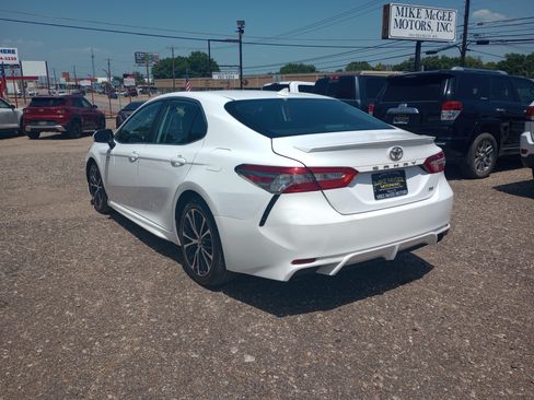 Used 2019 Toyota Camry SE FWD image 5