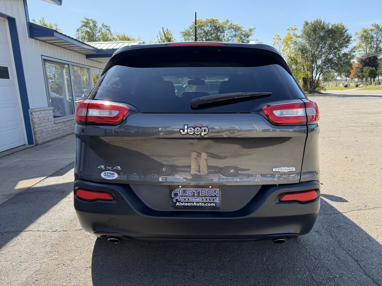 Used 2014 Jeep Cherokee Latitude w/ Cold Weather Group AWD/4WD image 4