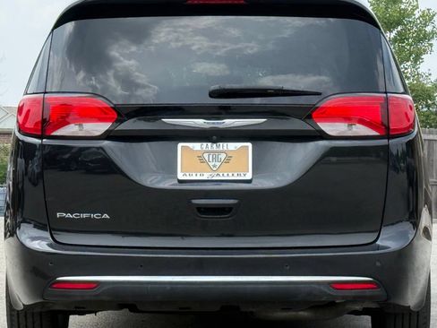 Used 2019 Chrysler Pacifica Touring-L FWD image 4